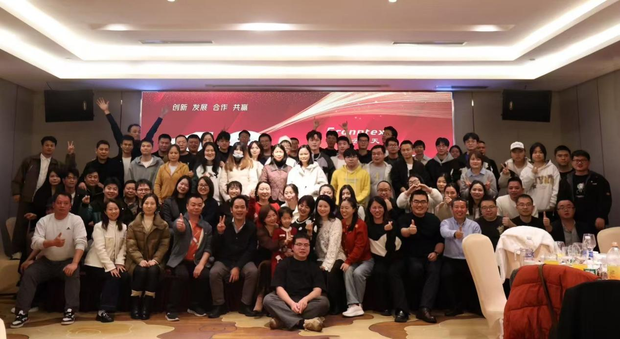 草莓免费视频全体员工合照